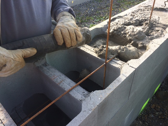 betonáž základu - čerpání betonu