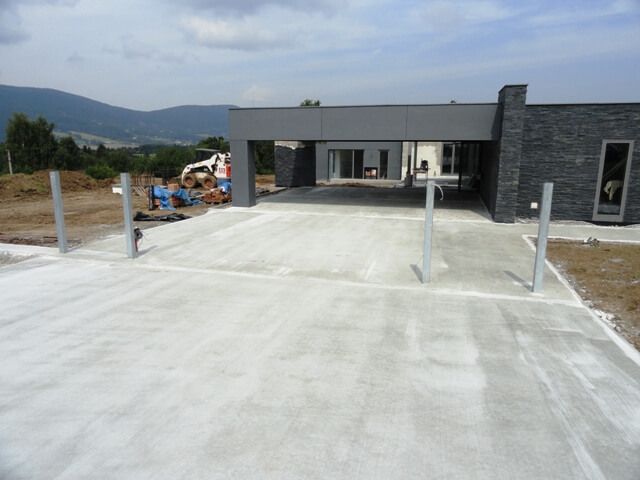 RD Ostravice - venkovní plocha česaný beton